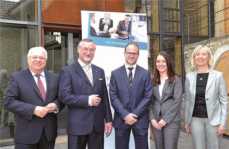 Landtagsvizepräsident Heinz-Herman Schnabel, SBK-Präsident Edgar Wilk mit dem neu bestellten Steuerberater Michael Sebastian Schmitz und der neu bestellten Steuerberaterin Jessica Sabine Dietrich sowie Finanzministerin Doris Ahnen (von links nach rechts). SBK/Kristina Schäfer