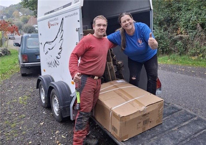 Landwirt Daniel Schmitz und Heike Holtz aus Schalkenbach bei der Übergabe des Heuvlies.  Foto: privat
