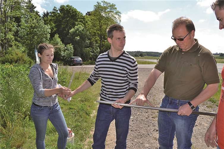 Landwirt Hermann Kesseler (r.) im Fachgespräch mit den Vertretern der Uni Trier.