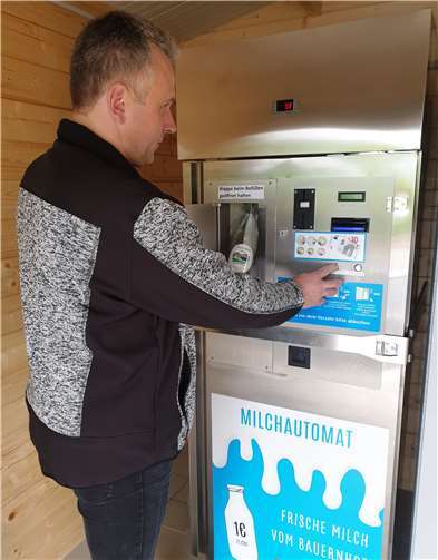 Landwirt Thomas Schneider beim Zapfen frischer Milch.Foto: PSM