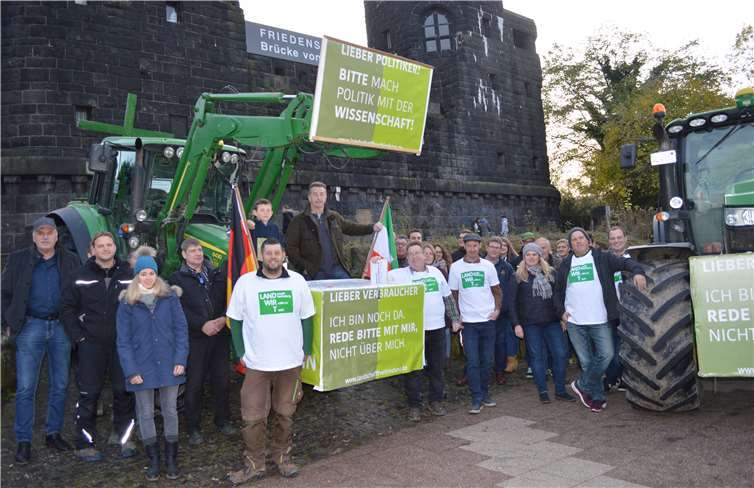 Landwirte an der Friedensbrücke bei ihrer Staffelfahrt auf dem Weg nach Berlin.