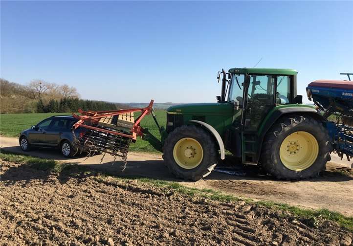 Landwirte müssen mit ihren Gerätschaften zu ihren Feldern kommen können. Foto: privat