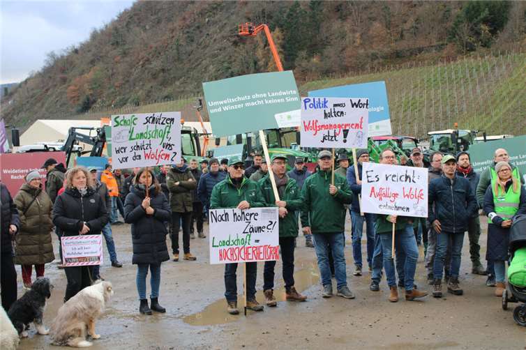 Landwirte und Winzer demonstrierten in Dernau zu den Themen Regulierung der Wolfspopulation und überbordende Bürokratie.  Fotos: DU
