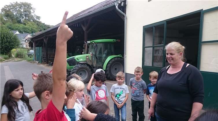 Landwirtin Birgit Decker beantworte die vielen Fragen der Kinder gerne. Privat