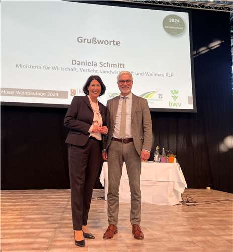 Landwirtschaftsministerin Daniela Schmitt und Norbert Müller, Dienststellenleiter des DLR Mosel beim Moselweinbautag in Wittlich.  Foto: DLR Mosel