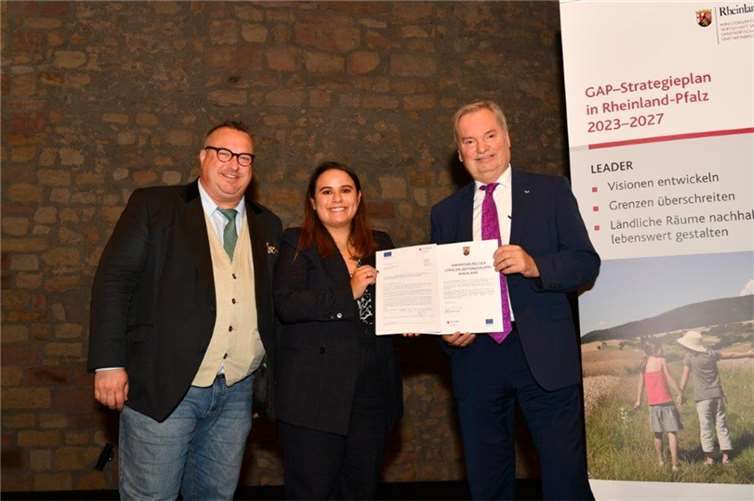 Landwirtschaftsstaatssekretär Andreas Becht, LEADER-Managerin Rocio Fernandez Suarez und Vorsitzende der LAG Rhein-Wied und Bürgermeister der VG Unkel Herr Karsten Fehr bei der Überreichung der Urkunde Foto: Wirtschaftsministerium RLP / Kristina Schäfer