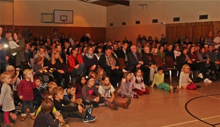 Lang anhaltenden Applaus gab es im vollbesetzten Dorfgemeinschaftshaus.