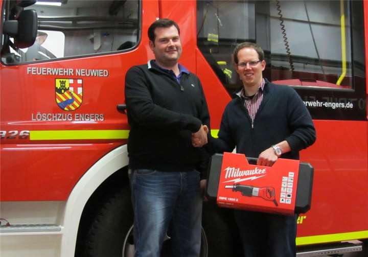 Lang ersehntes Geschenk: Die Säbelsäge für den Löschzug Engers. privat