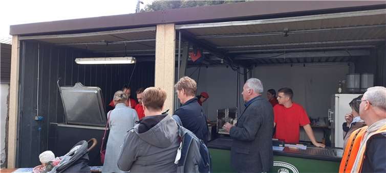 Lange Schlange an der Imbissbude. 