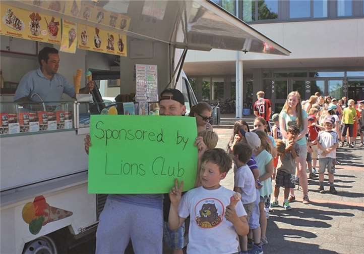 Lange Schlange vor dem Eiswagen. Gemeinde Wachtberg/bl