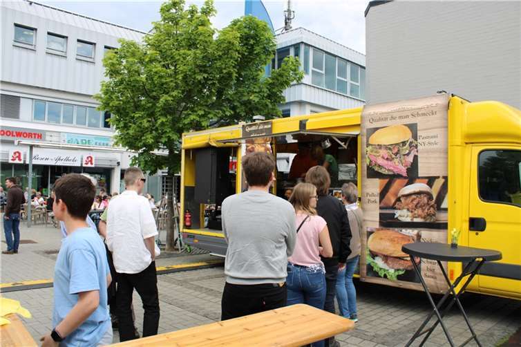 Lange Schlange vor einem der Burger-Trucks. Fotos: DU
