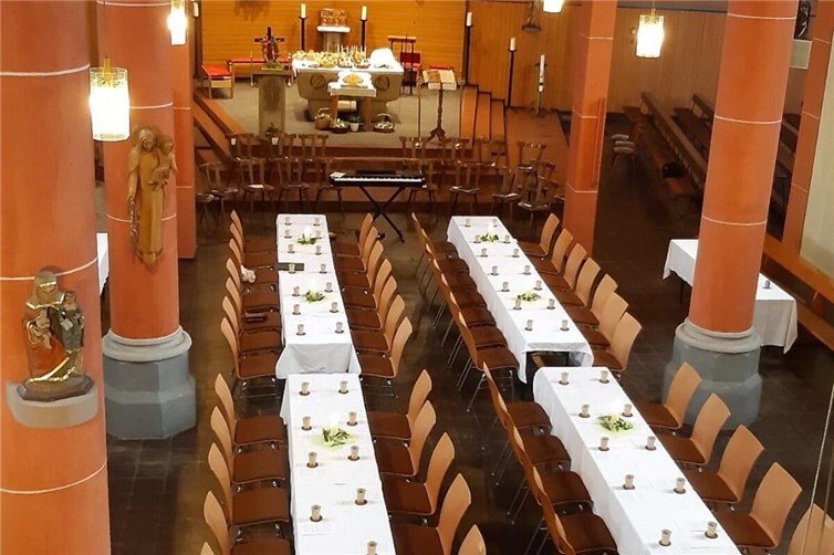 Lange Tafel für die Abenmahlfeier.