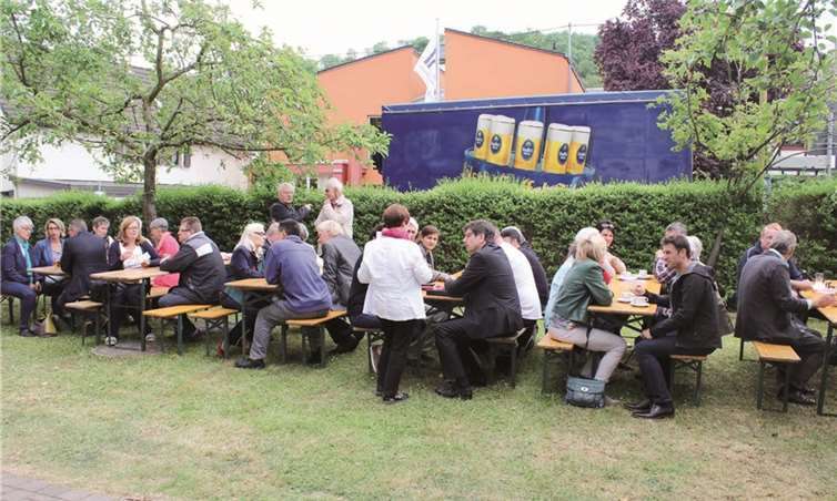 Lange Tische waren nicht nur beim Essen besetzt, sondern gaben auch Raum für angeregte Unterhaltungen.
