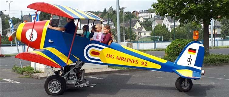 Lange Warteschlangen bildeten sich auch in diesem Jahr bei den „Flugzeugrundfahrten“ auf dem Kinderfest der Dorfgemeinschaft St. Katharinen.Foto: privat