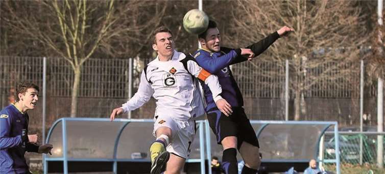 Lange Zeit auf Augenhöhe bewegte sich die A-Jugend der TuS (weißes Trikot) bei ihrem internen Vereinsvergleich mit der U23.TH