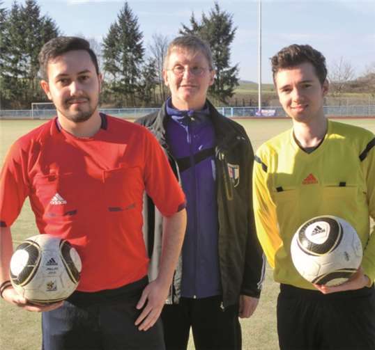 Lange Zeit konnte der SV Ochtendung mit Alois Schneiders, Mayen, nur einen Schiedsrichter stellen. Vorsitzender Lothar Kalter (Mitte) hofft mit den Nachwuchsschiedsrichtern Daniel Zaidi (l.) und Fabian Saresadeh (r.) auf deren erfolgreiche erste Einsätze im Punktspielbetrieb.privat