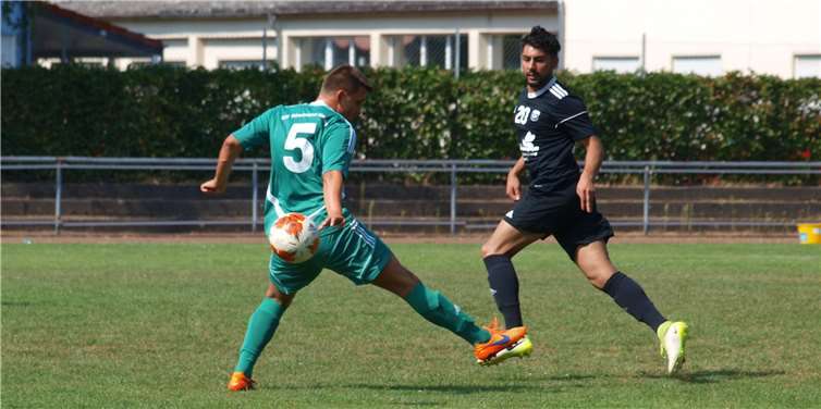 Lange Zeit war der FC Inter Sinzig den berühmten Tick schneller. Hier spielt Satbir Singh den Mayener Christian Haberer aus.