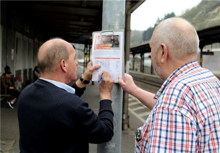 Lange um eine Unterschrift bitten ließen noch Passanten nicht angesichts der berechtigten Kritik an der Mainzer Entscheidung.