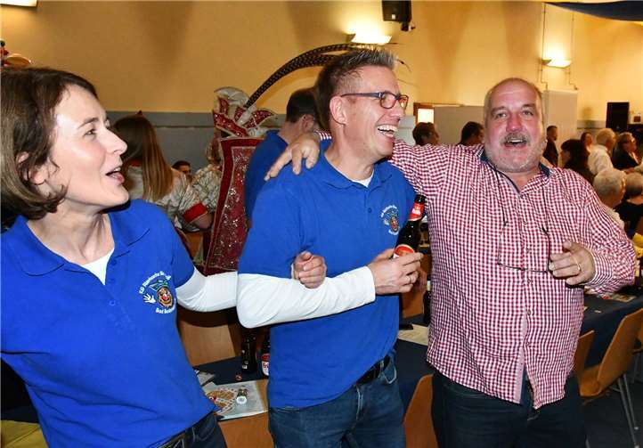 Lange wurde gesungen, geschunkelt und gefeiert.