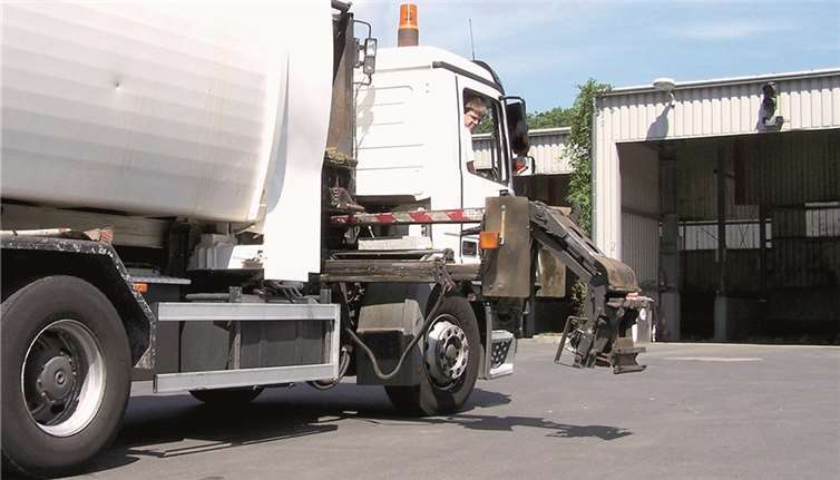 Langer Arm: Die Gelben Tonnen werden in der Gemeinde Grafschaft, Gimmigen, Heppingen und Kalenborn künftig mit einer automatischen Kippvorrichtung entleert. KV-AW