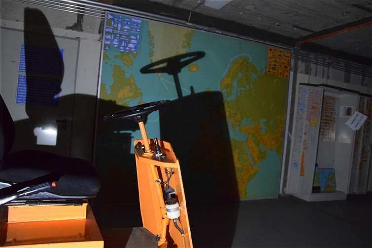 Langer Schatten der Geschichte auf eine militärische Lagekarte im Regierungsbunker: am 11. Und 12. Februar dreht sich im Rahmen von Sonderführungen alles um die Spionageaktivität der DDR, einschließlich beruflicher wie privater Werdegang von HV A-Chef Markus Wolf. Foto: Jörg Diester