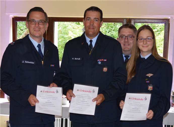 Langjährige Feuerwehrleute wurden ausgezeichnet: (v.li.) Jörg Schneider, Michael Berndt, Robert Zimmermann und Leah Honecker.