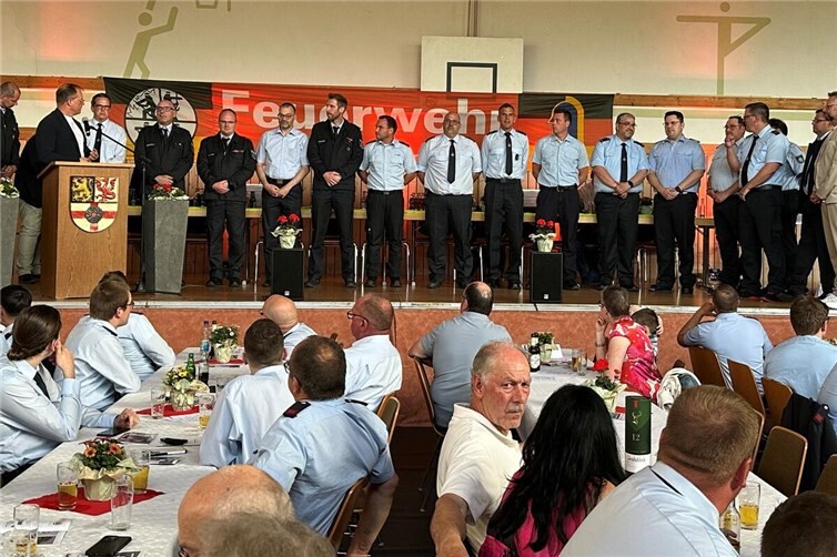 Langjährige Führungskräfte der Freiwilligen Feuerwehren wurden mit der neuen Bandschnalle ausgezeichnet. Zu den ersten Gratulanten zählte Landrat Marko Boos (rechts). 