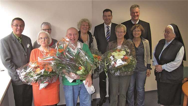 Langjährige Mitarbeiter wurden geehrt: Margaret Lischewski (2.v.li.), Susanne Schmitz (3.v.li.), Siegfried Scholz (4.v.li.), Elisabeth Härtel (5.v.li.) und Wilma Lüdemann (2.v.re.). privat