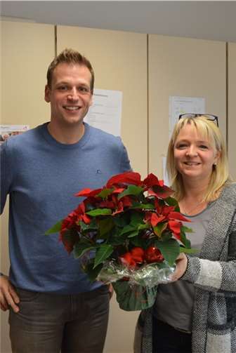 20 Jahre ein Johanniter Langjährige Mitarbeiterin bei den Johannitern - Alexandra Radek mit Regionalvorstand der Johanniter, Christian Görg.Johanniter/Lisa Reichert