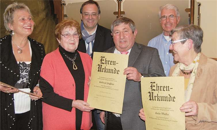 Langjährige Mitglieder des TV wurden - soweit anwesend - vom Vorsitzenden und von Bürgermeister Weidenbach mit Urkunden geehrt. Von links: Ingrid Breuer, Waltrud Steffens, Bernd Weidenbach, Raimund Schmidgen, Günter Engelke, Anita Müller. 