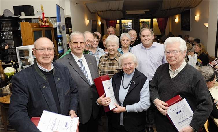 Langjährige Mitglieder erhielten die Treueurkunde des VdK und ein Präsent. FIX
