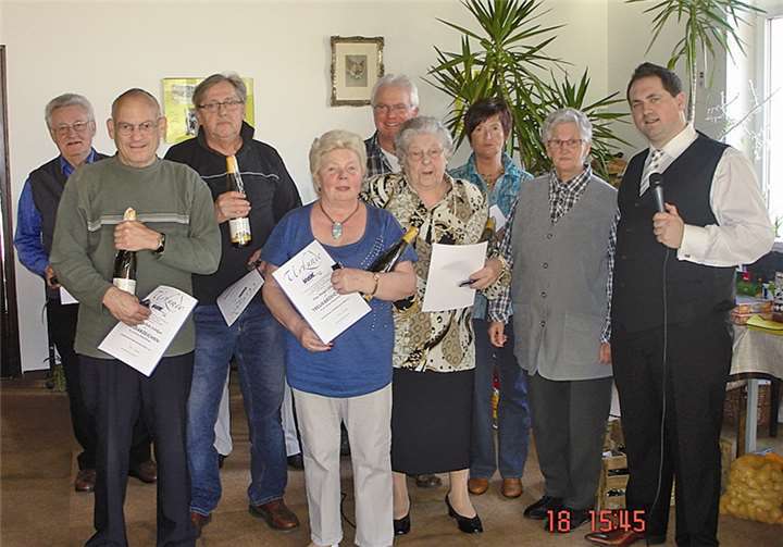 Langjährige Mitglieder nahmen erfreut Urkunde und Nadel entgegen.privat