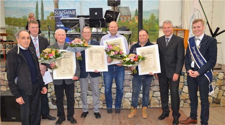Langjährige Mitglieder wurden geehrt: Kooperatoor PräsesJohannes Steffens (v.li.), Präsident Marc Boes, Alfred Klein (50),Heinz Delord (50), Marco Tanghe (25), Vitor Martins (25),Georg Weber und JGV-König Tobias Gadsch. Fotos: -AB-