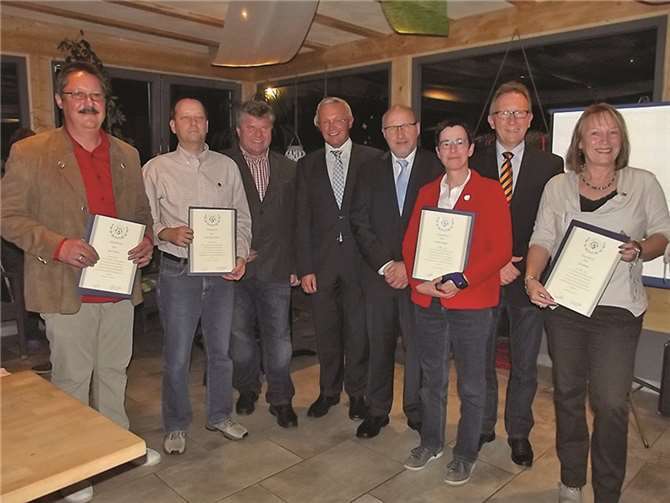 Langjährige Mitglieder wurden geehrt (v.li..): Ingo Theisen, Franz-Josef Krämer, Bürgermeister Michael Mahlert, Vorsitzender des Kreismusikverbandes Neuwied, Achim Hallerbach, Stadtbürgermeister Guido Job, Silvia Krämer, Bundestagsabgeordneter Erwin Rüddel und Ute König. privat