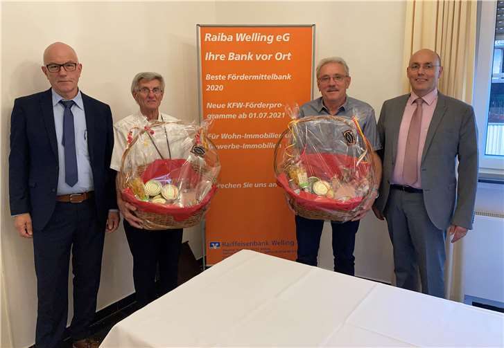 Langjährige Mitglieder wurden geehrt (v.li.n.re.): Vorstand Udo Link, Jubilar Hermann Müller, Jubilar Manfred Gerner, Ortsbürgermeister als Vertreter der Ortsgemeinde Welling und Vorstand Bruno Becker. Foto: Raiffeisenbank Welling eG
