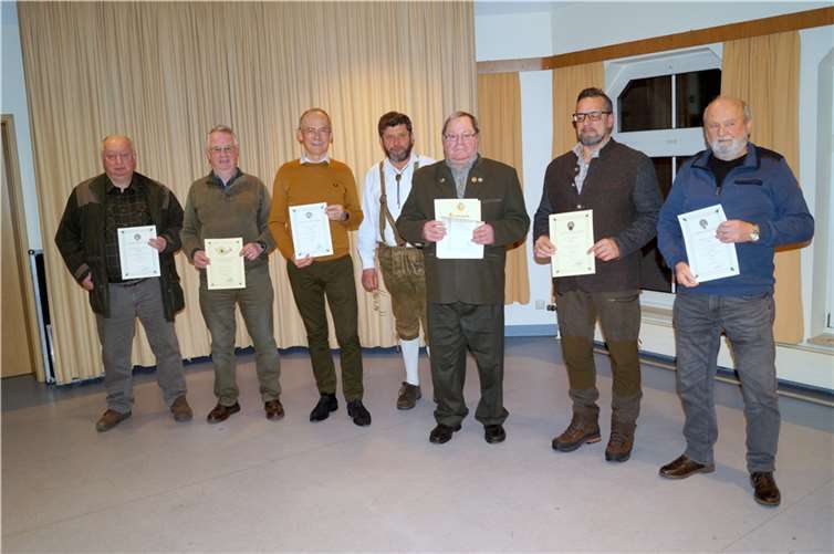 Langjährige Mitglieder wurden in Faid mit Urkunden und Anstecknadeln von Franz-Josef „Josi“ Becker (5. von links) geehrt. Foto: Benedikt Schmitt