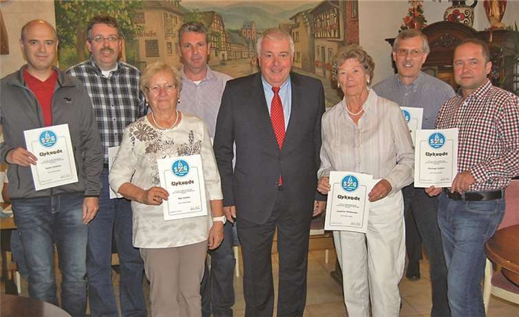 Langjährige Mitglieder wurden mit Urkunden geehrt: Roland Schüttler (v.l.), Markus Evertz, Anni Schäfer, Arnim Bergmann, Vorsitzender Guido Ernst, Lieselotte Weltermann, Horst Sommersberg und Christoph Schäfer. FA