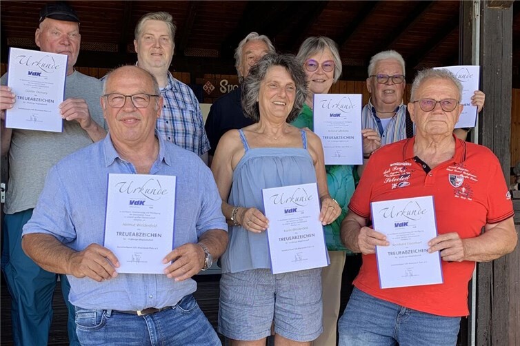 Langjährige Mitglieder wurden vom Kreisvorsitzenden geehrt:Hintere Reihe: Günter Demary (Schaumann, Mohr) Antonie u. Karl MertensVordere Reihe: Helmut u. Karin Weidenfeld, Reinhard Eisenhart