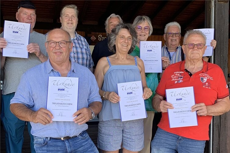 Langjährige Mitglieder wurden vom Kreisvorsitzenden geehrtHintere Reihe: Günter Demary, (Schaumann, Mohr) Antonie u. Karl Mertens, Vordere Reihe: Helmut u. Karin Weidenfeld, Reinhard Eisenhart