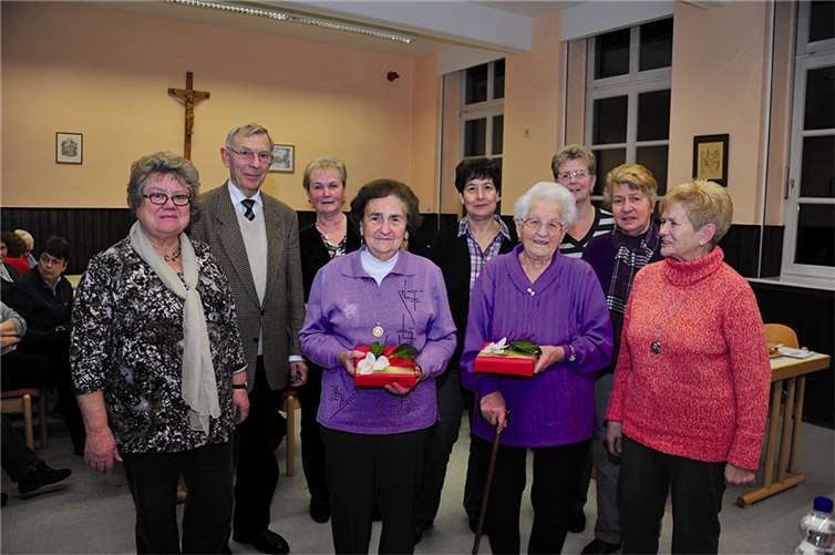 Langjährige Mitgliederinnen wurden für ihre Treue geehrt. RÜ