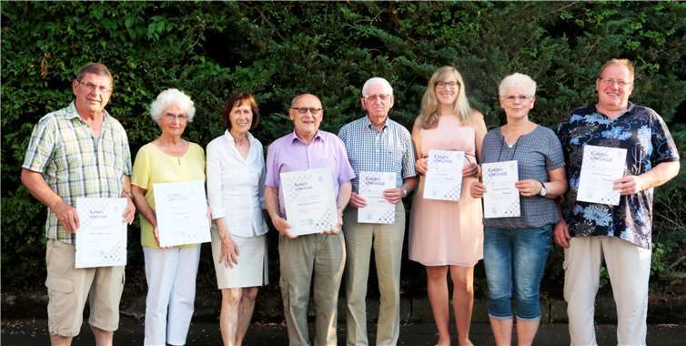 Langjährige TuWi Mitglieder wurden mit Urkunden und Ehrnadeln ausgezeichnet. Fotos: SES