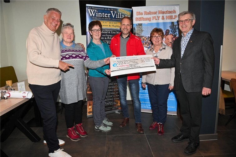 Langjährige röhrig-Mitarbeiter überreichten einen Scheck in Höhe von 3.250 Euro an Reiner Meutsch.
