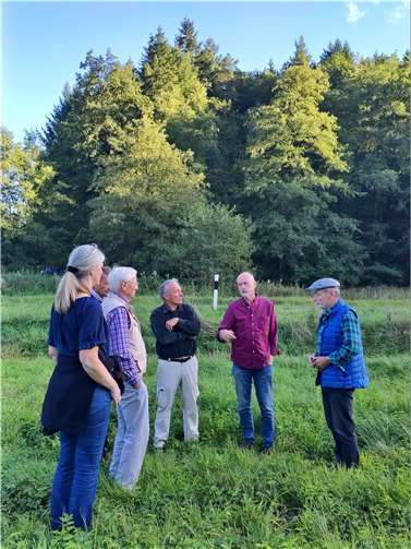Langjährige und neue Aktive der BUND-Kreisgruppe Ahrweiler bei der Begehung der Grundstücke am Wirftbach.  Foto: Stefani Jürries