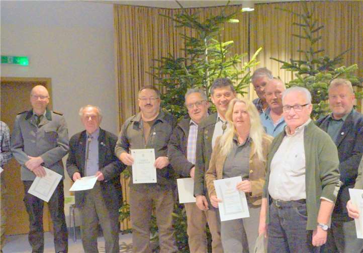 Langjährige und verdiente Jägerinnen und Jäger wurden in Faid mit Urkunden und Verdienstnadeln usgezeichnet. Foto: MT