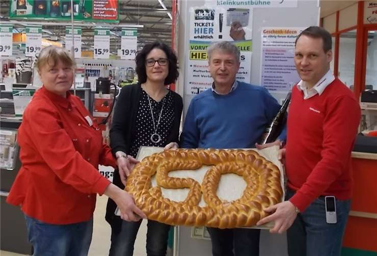 Langjährige verantwortliche röhrig-Mitarbeiter, wie (v.l.) Erika Schmickler (42 Jahre Betriebszugehörigkeit) und Judith Schönberg (22 Jahre bei röhrig) gratulierten Hans Peter Röhrig ebenso wie Marktleiter Herbert Lauxen (33 Jahre bei röhrig). Privat