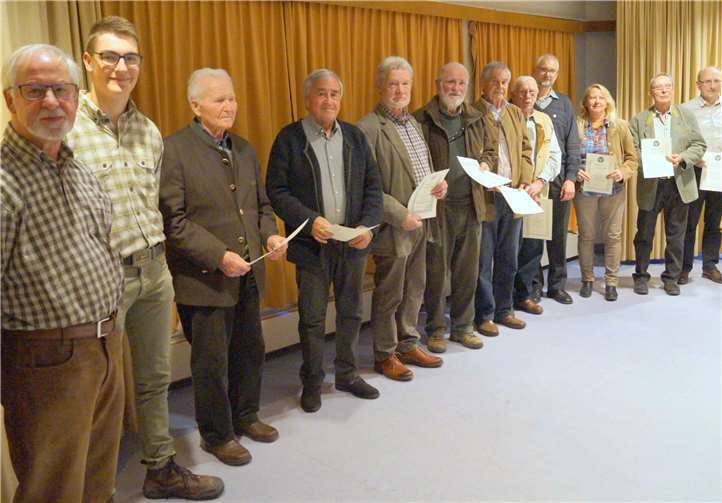 Langjährige verdiente Waidmänner ehrte man im Gemeindehaus von Faid mit Urkunden und Ehrennadeln.TT