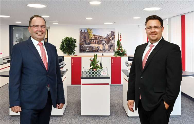 Langjähriger Leiter des Firmenkundencenters Oberahr der KSK Ahrweiler Hermann Josef Schmitt übergibt seinen Posten an seinen Nachfolger Tim Schumacher. Foto:Hans-Jürgen Vollrath