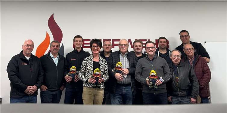 Langjähriges Mitglied der Freiwilligen Feuerwehr Bad Breisig, Frau MdL Petra Schneider (CDU) umgeben vom Vorstand des Fördervereins der Freiwilligen Feuerwehr der Stadt Bad Breisig e.V. sowie weiteren Mitgliedern des Vereins (4.v.rechts: Thorsten Huber vom Brohler Mineralbrunnen; 5.v.rechts: Verbandsgemeindebürgermeister Marcel Caspers). Foto: privat