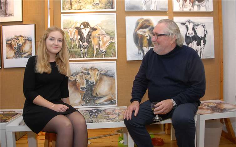 Langnickels Kuh-Motive zieren jetzt auch Tische. Das Möbelstückist besonders bei jungen Leuten sehr beliebt, sagt der Künstler.Seine Tochter Isabella (links) kann das bestätigen.