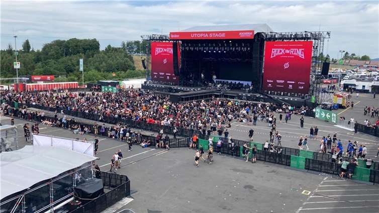 Langsam füllt sich der Platz vor der Utopia Stage. Foto: CF